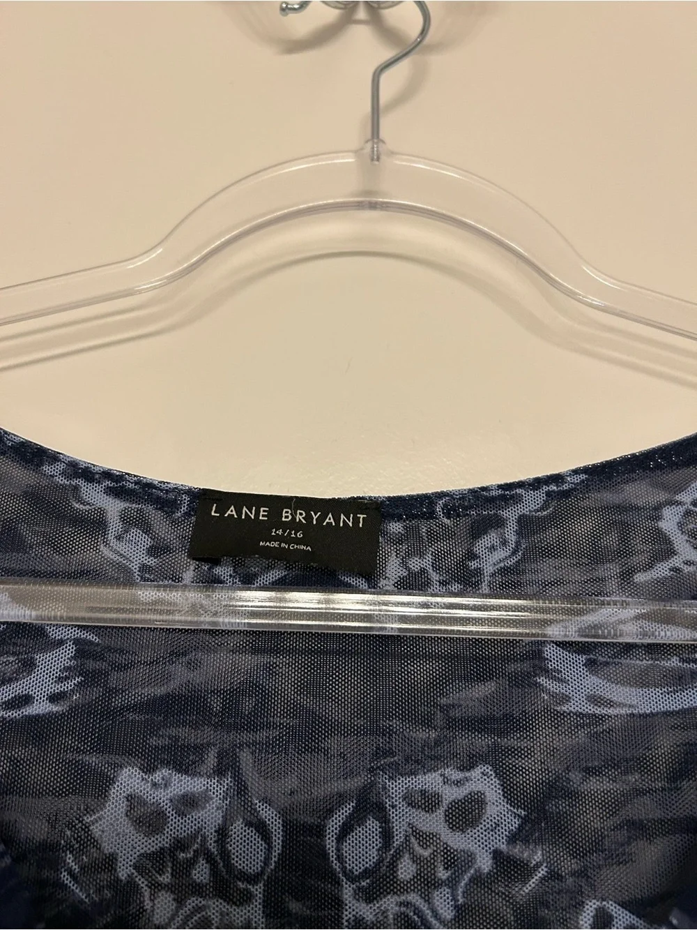 Lane Bryant Navy and Light Blue Butterfly-Print Sleeveless V-Neck Top Size 14/16 - Picture 6 of 8